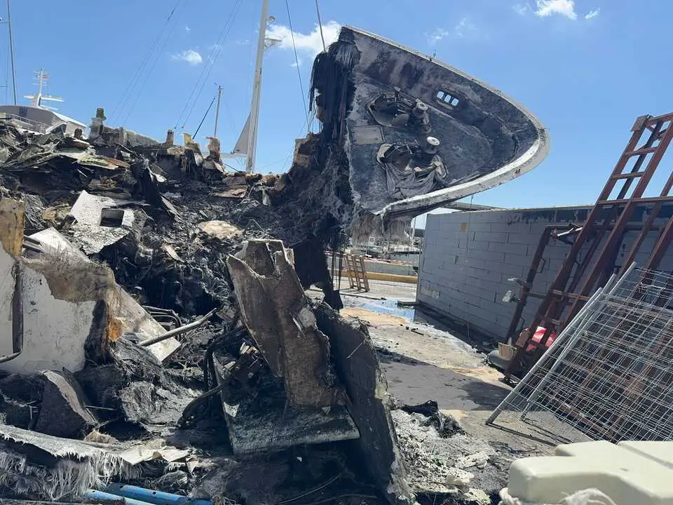 Arde un barco en Sotogrande.