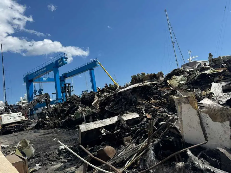 Un incendio ha calcinado un yate en los astilleros del Puerto de Sotogrande.