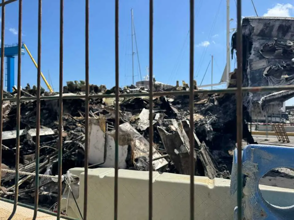 Un incendio calcina una embarcaci&oacute;n en el Puerto de Sotogrande.