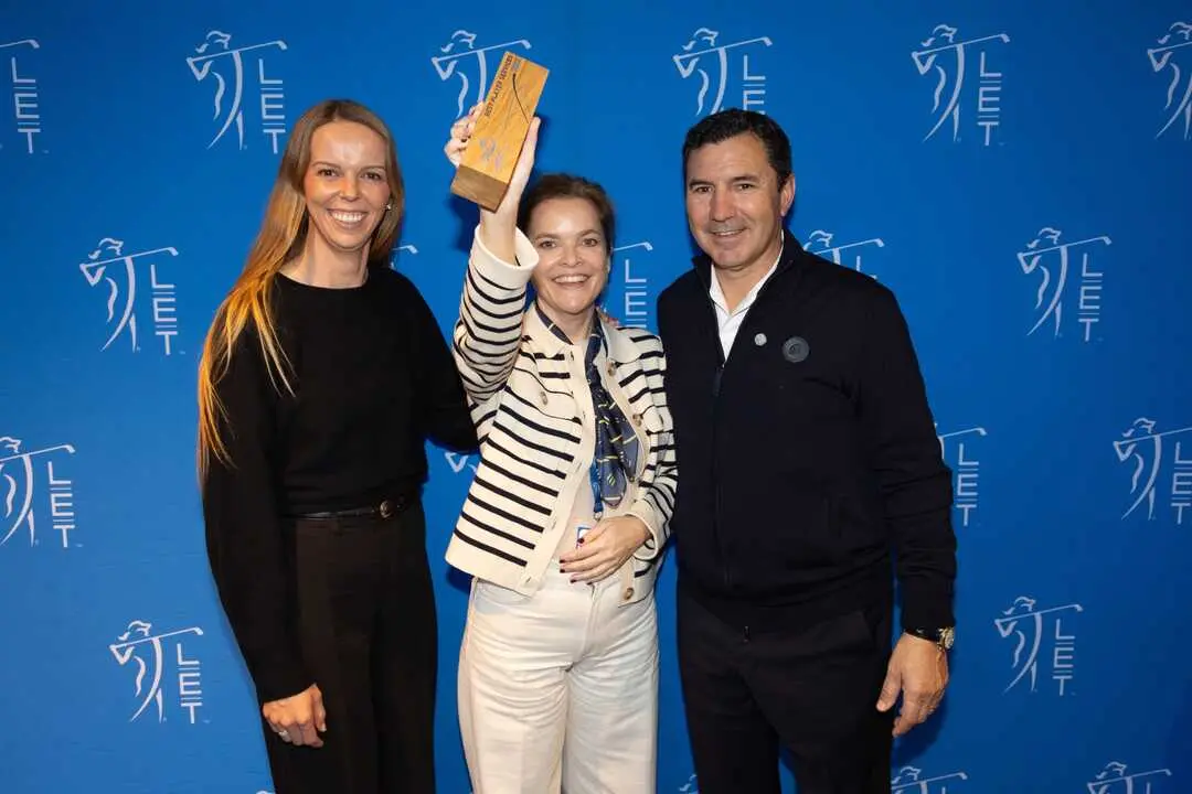 Marta Mart&iacute;n, Mara Ba&ntilde;&oacute; y Carlos Garc&iacute;a con el premio Mejor Servicio a las Jugadoras. Fuente: Tristan Jones/LET.