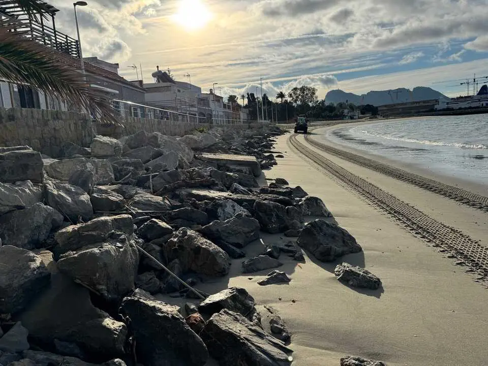La zona de Punta Mala es la que mayor p&eacute;rdida de arena ha sufrido, hasta tal punto que ha descubierto las piedras de contenci&oacute;n del paseo mar&iacute;timo, as&iacute; como tuber&iacute;as.