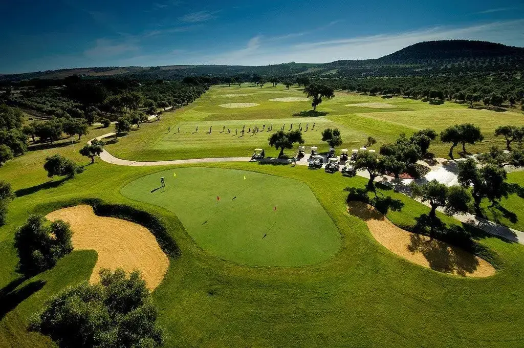 La iniciativa pretende situar a Arcos de la Frontera y su entorno en el mapa internacional del golf.