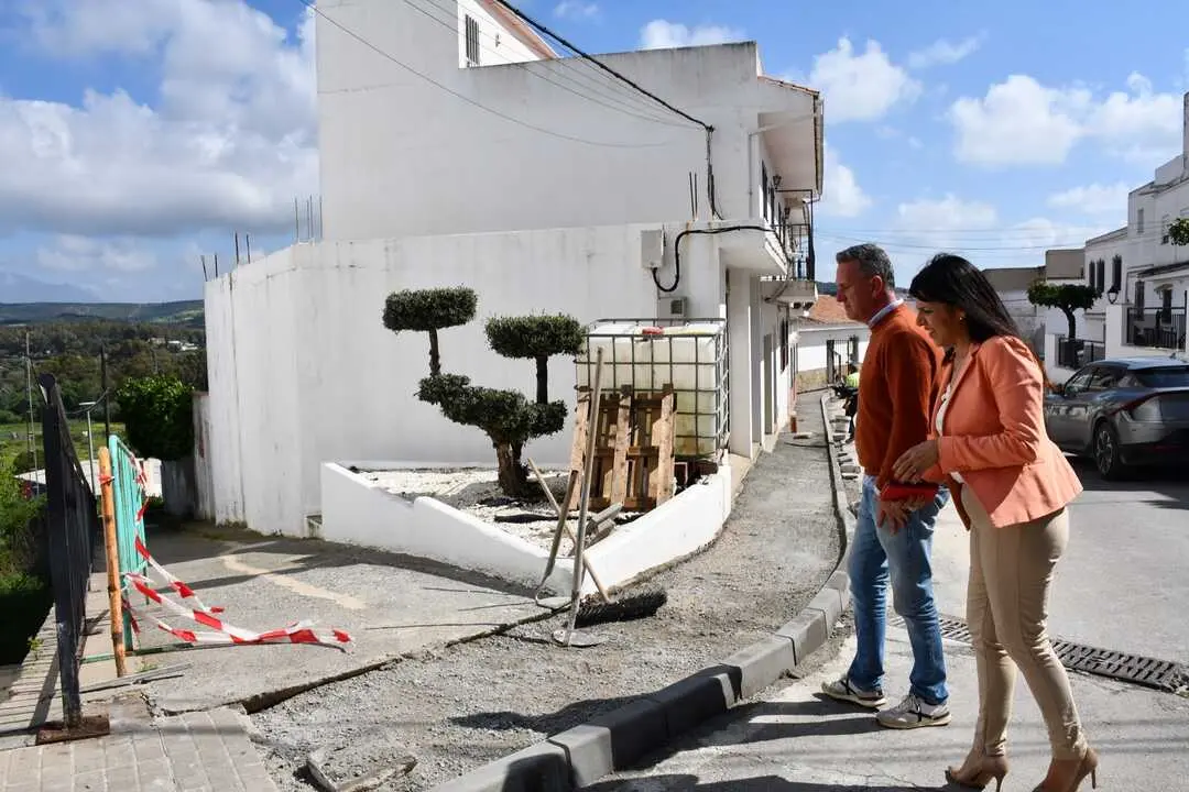 Reparaci&oacute;n y reforma de acerado en la calle Aguas Marinas en la barriada de Guadiaro, cerca de la conocida calle Nueva.