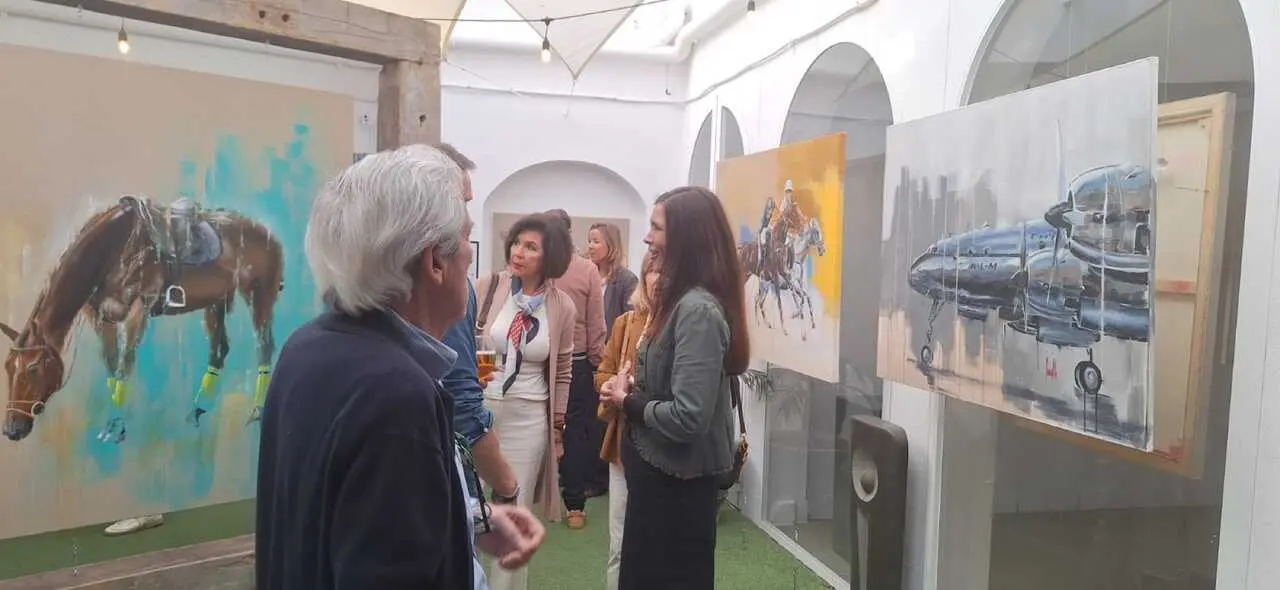 En la noche de inauguraci&oacute;n de la galer&iacute;a recibieron a entusiastas del arte, miembros de la comunidad local e invitados para celebrar el talento de los artistas locales.