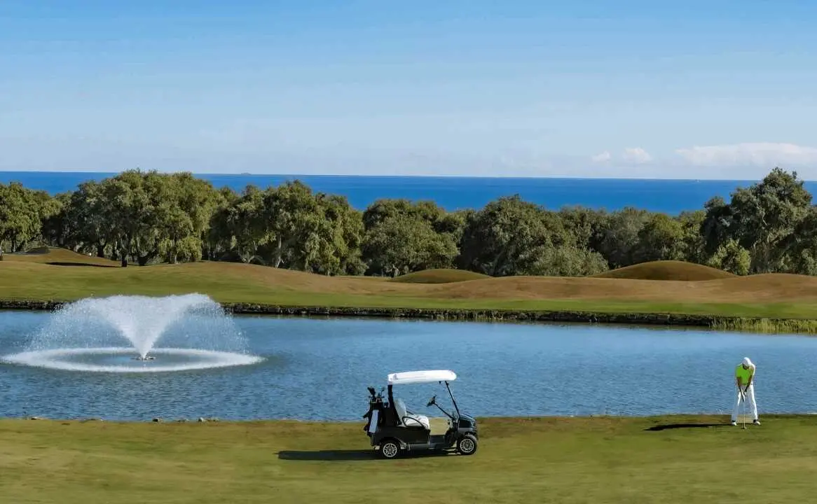 Desde el hotel se accede a pie a San Roque Golf Resort.