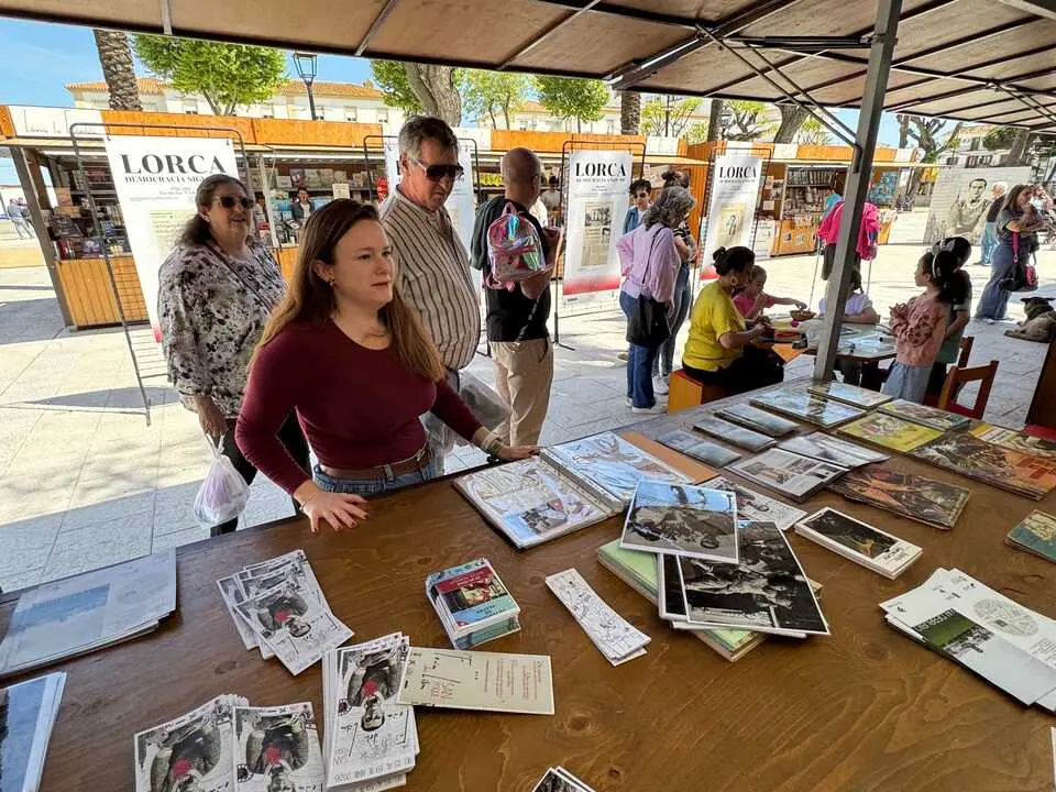 Numeroso p&uacute;blico familiar pudo disfrutar en la feria en la ma&ntilde;ana del domingo 19 de abril.