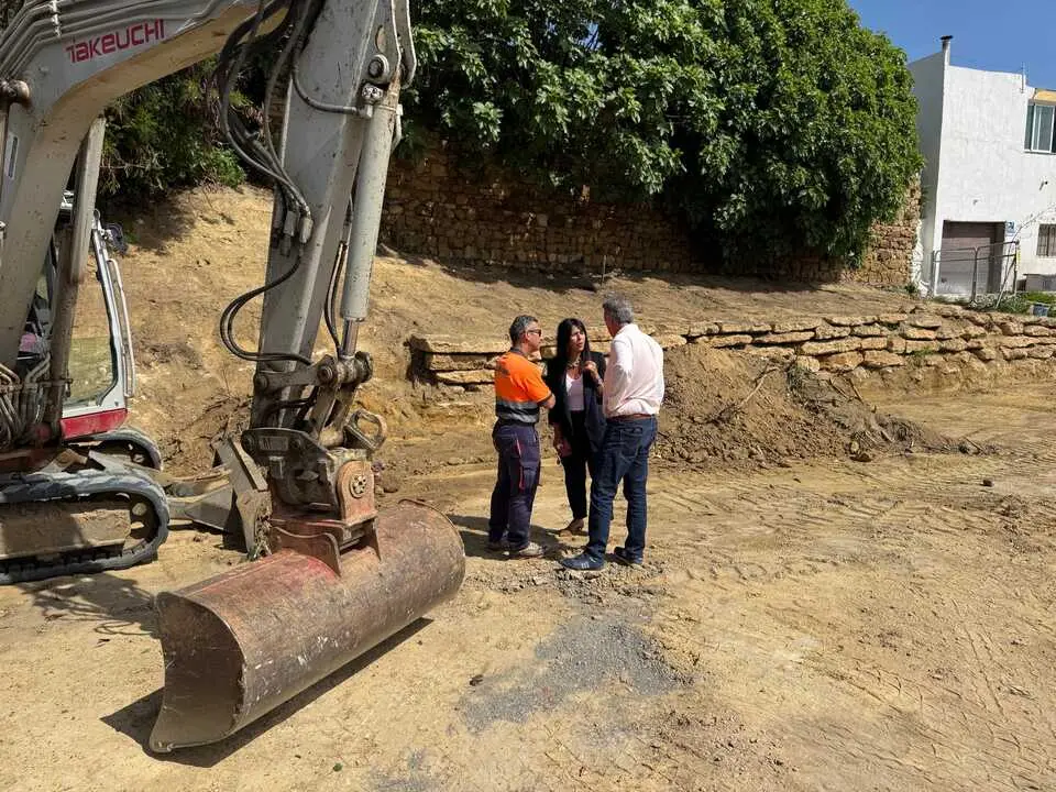 La delegaci&oacute;n de Obras y Servicios est&aacute; acometiendo las obras para la construcci&oacute;n de una nueva bolsa de aparcamientos en la barriada de Guadiaro.