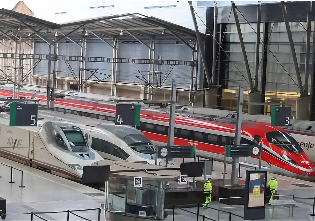 Adif restablecer&aacute; la circulaci&oacute;n directa de alta velocidad entre M&aacute;laga y Madrid el pr&oacute;ximo 30 de abril a las 12:00 horas - &copy; Javier Albi&ntilde;ana.