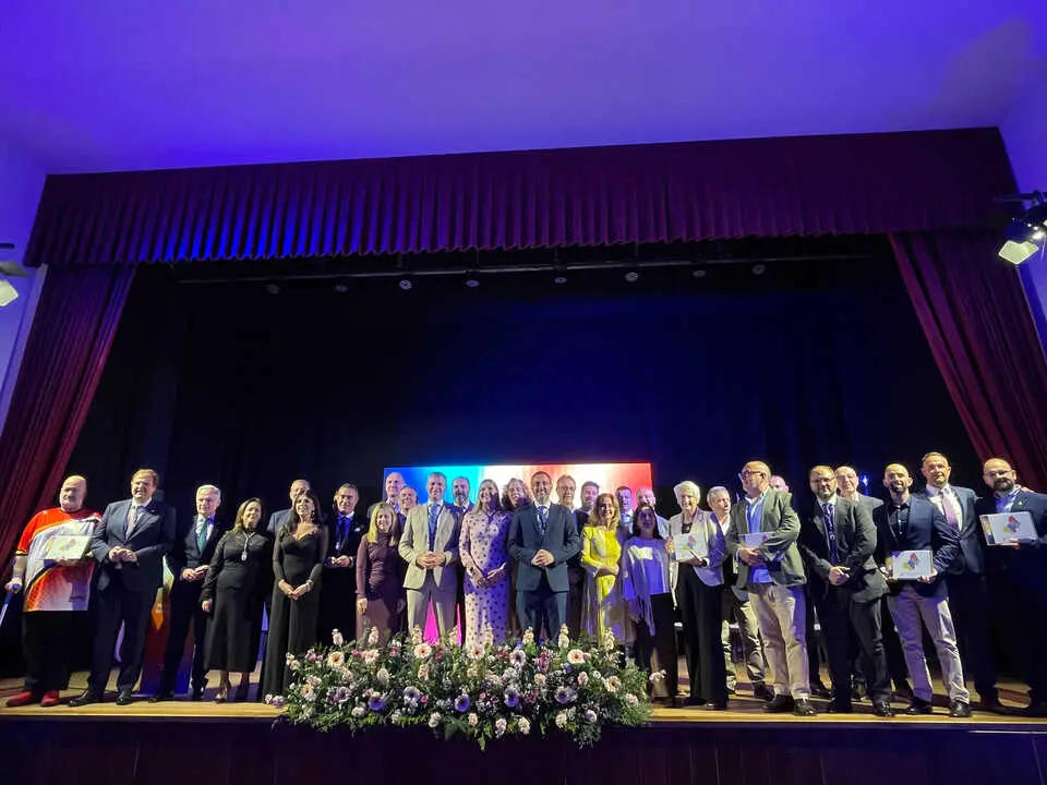 Fotograf&iacute;a de familia, en la que participaron premiados, alcaldes y representantes institucionales, reflejando la cohesi&oacute;n del Campo de Gibraltar.