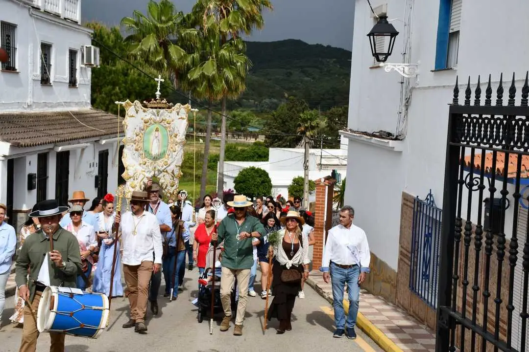 Acompa&ntilde;ada de numerosos vecinos y en una carreta tirada por un caballo, la Virgen de F&aacute;tima march&oacute; en su Romer&iacute;a hasta el &aacute;rea recreativa de San Enrique.