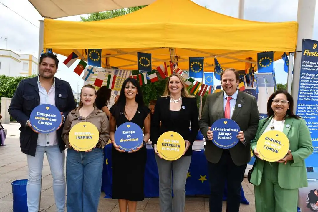 La jornada educativa y participativa se celebr&oacute; ayer con la instalaci&oacute;n de un stand promocional de Europe Direct Campo de Gibraltar.
