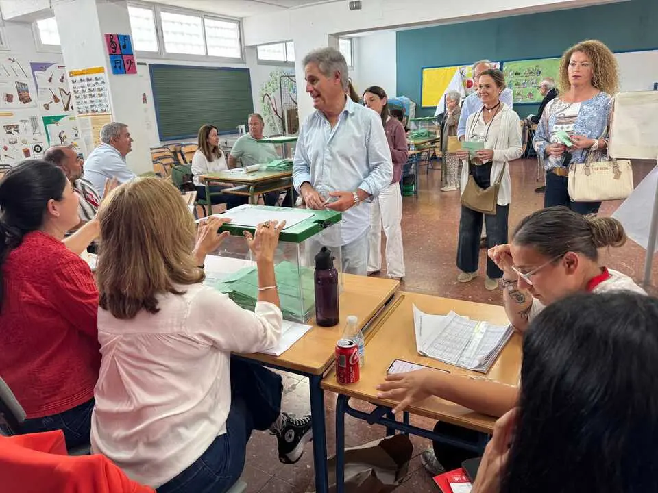 Urnas instaladas en el n&uacute;cleo de Pueblo Nuevo durante la jornada electoral de las Elecciones al Parlamento de Andaluc&iacute;a 2026.