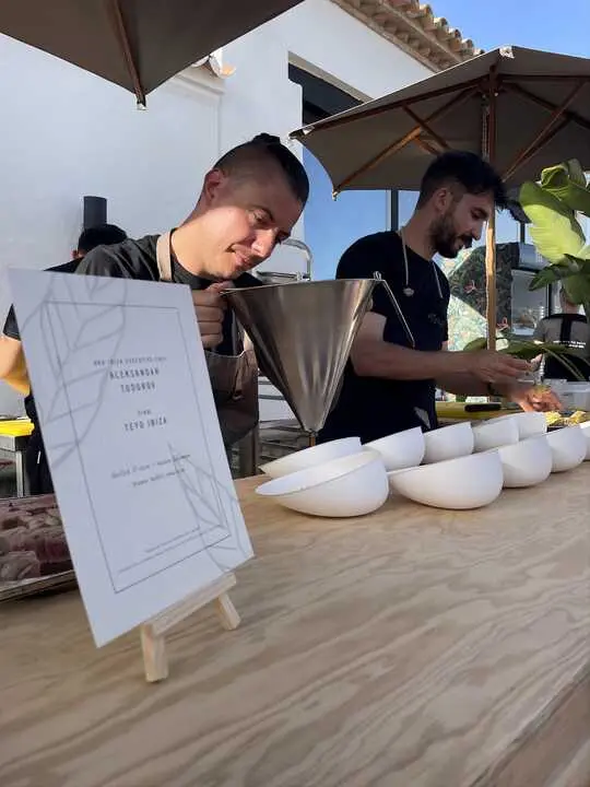 Dos de los chefs invitados preparan sus propuestas gastron&oacute;micas ante los asistentes en el beach club Alma.