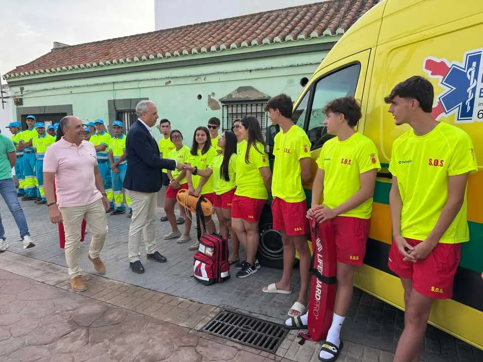 El alcalde de San Roque, Juan Carlos Ruiz Boix, acompa&ntilde;ado del teniente de alcalde de Playas, Juan Serv&aacute;n, y otros ediles, han participado en la presentaci&oacute;n de los medios de socorrismo y limpieza desplegados en las playas sanroque&ntilde;as.