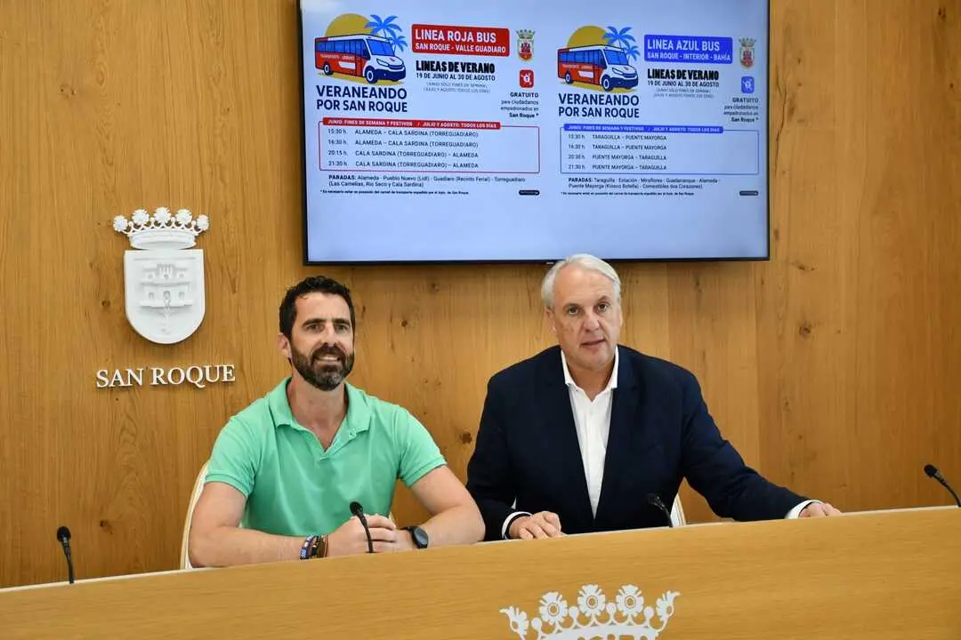 El alcalde, Juan Carlos Ruiz Boix (derecha), y el teniente de alcalde delegado de Transportes, David Ramos, presentan las dos l&iacute;neas especiales de autobuses para unir los distintos n&uacute;cleos de poblaci&oacute;n sanroque&ntilde;os con las playas.