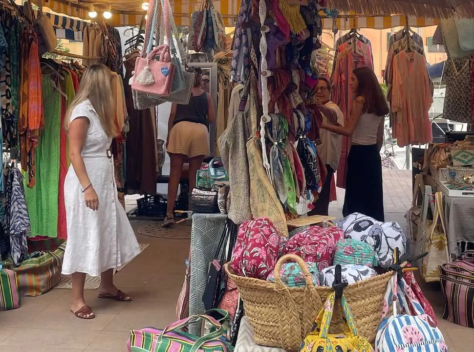Imagen de un puesto en el Mercadillo Nocturno de Sotogrande, el m&aacute;s esperado del verano, el pasado 1 de julio.