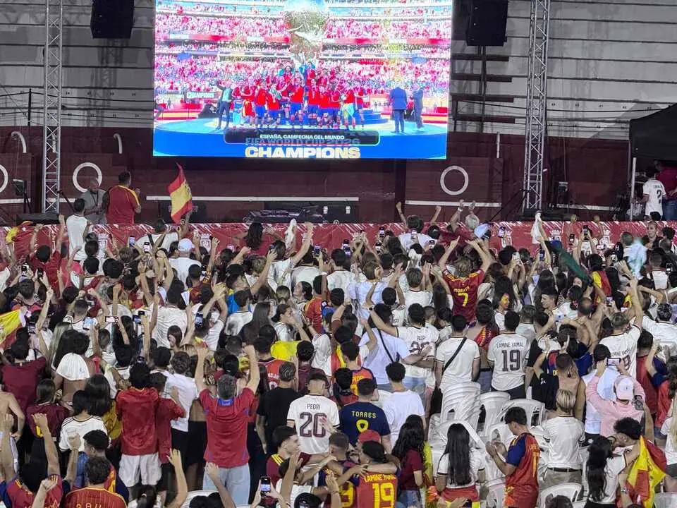 Cientos de aficionados sanroque&ntilde;os han celebrado por todo lo alto en la noche de este domingo el campeonato del mundo conseguido por la selecci&oacute;n espa&ntilde;ola de f&uacute;tbol.