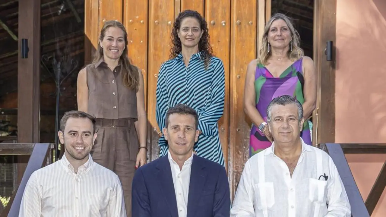 Paola Z&oacute;bel, Isabel S&aacute;nchez, Susana P&eacute;rez Custodio, Alfonso Valdivia, Manuel Cereceda & Antonio Al&eacute;s. PHOTO CREDIT Mat&iacute;as Callejo - Ayala Polo Club.