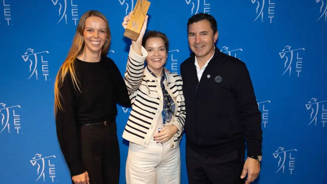Marta Mart&iacute;n, Mara Ba&ntilde;&oacute; y Carlos Garc&iacute;a con el premio Mejor Servicio a las Jugadoras. Fuente: Tristan Jones/LET.