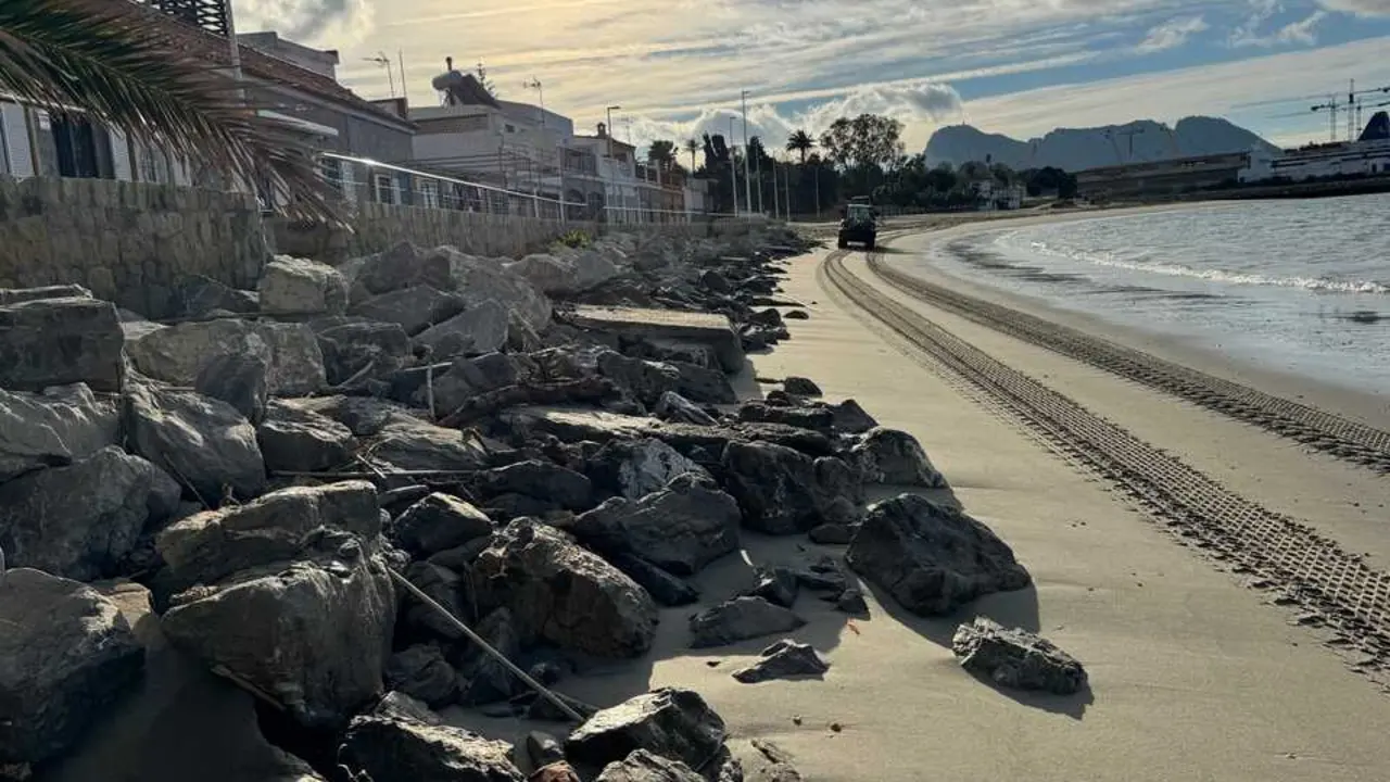 La zona de Punta Mala es la que mayor p&eacute;rdida de arena ha sufrido, hasta tal punto que ha descubierto las piedras de contenci&oacute;n del paseo mar&iacute;timo, as&iacute; como tuber&iacute;as.