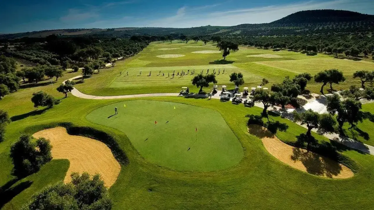 La iniciativa pretende situar a Arcos de la Frontera y su entorno en el mapa internacional del golf.