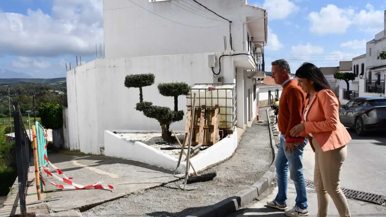 Reparaci&oacute;n y reforma de acerado en la calle Aguas Marinas en la barriada de Guadiaro, cerca de la conocida calle Nueva.
