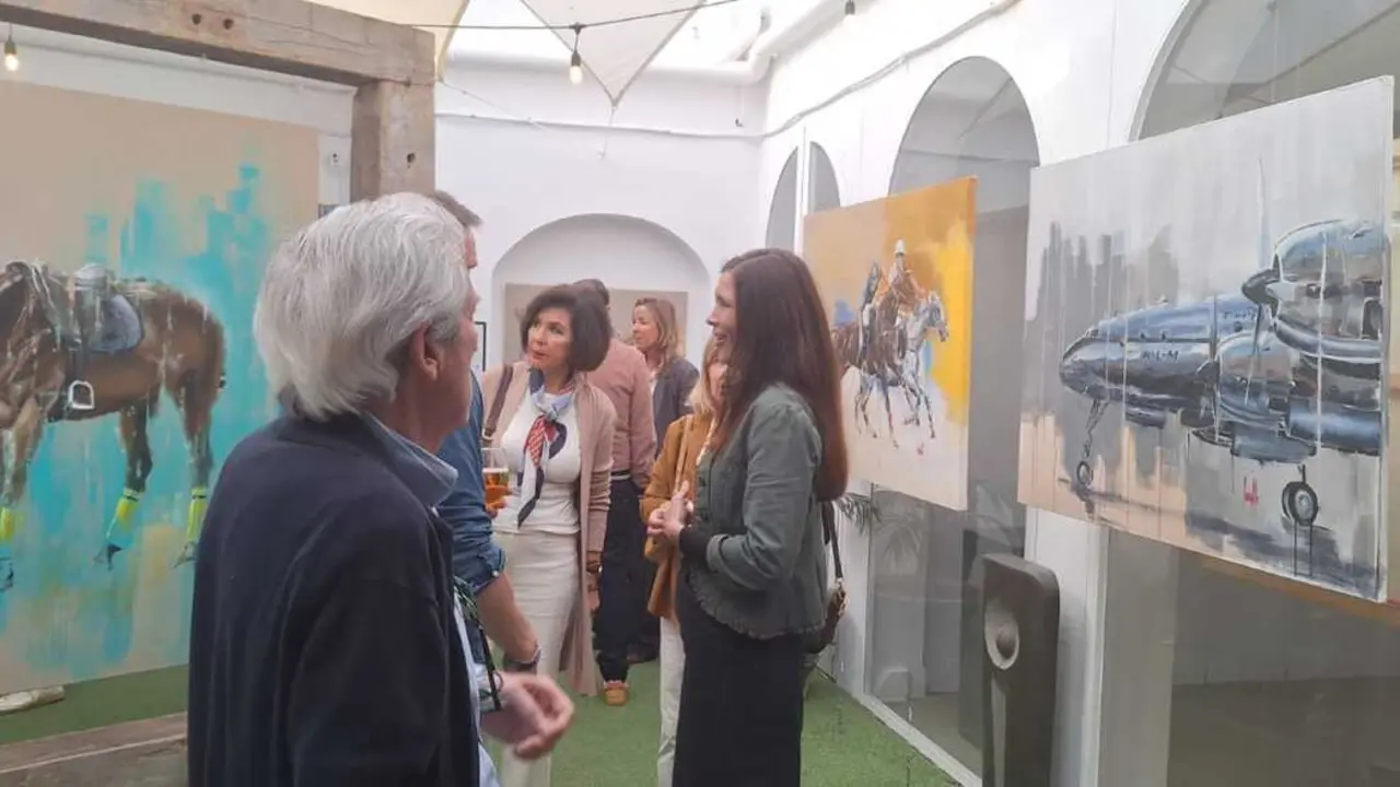 En la noche de inauguraci&oacute;n de la galer&iacute;a recibieron a entusiastas del arte, miembros de la comunidad local e invitados para celebrar el talento de los artistas locales.