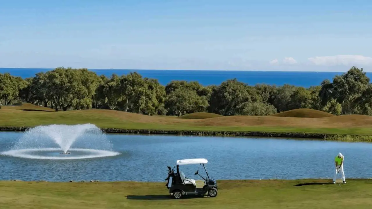Desde el hotel se accede a pie a San Roque Golf Resort.