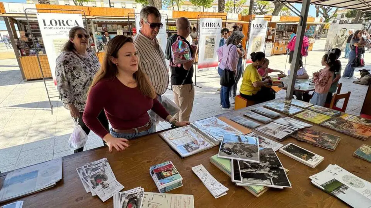 Numeroso p&uacute;blico familiar pudo disfrutar en la feria en la ma&ntilde;ana del domingo 19 de abril.
