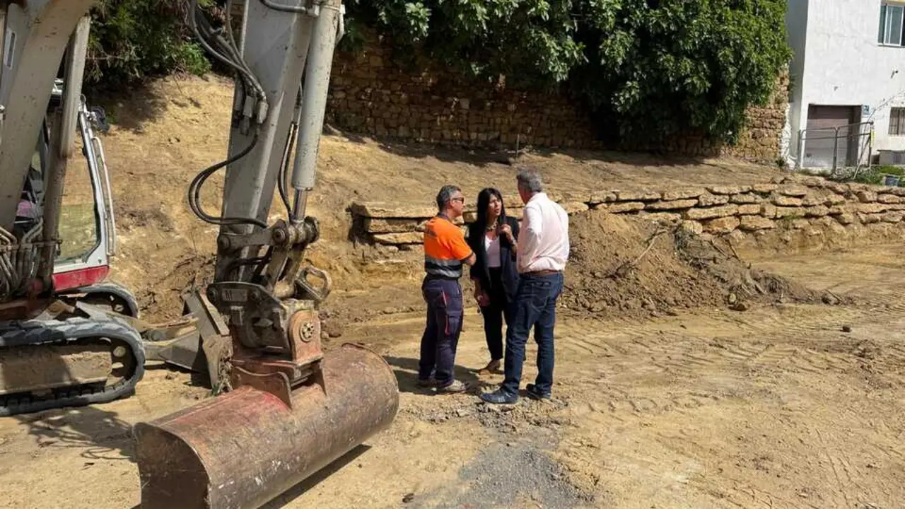 La delegaci&oacute;n de Obras y Servicios est&aacute; acometiendo las obras para la construcci&oacute;n de una nueva bolsa de aparcamientos en la barriada de Guadiaro.