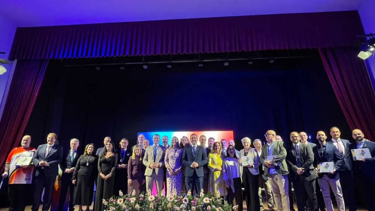 Fotograf&iacute;a de familia, en la que participaron premiados, alcaldes y representantes institucionales, reflejando la cohesi&oacute;n del Campo de Gibraltar.