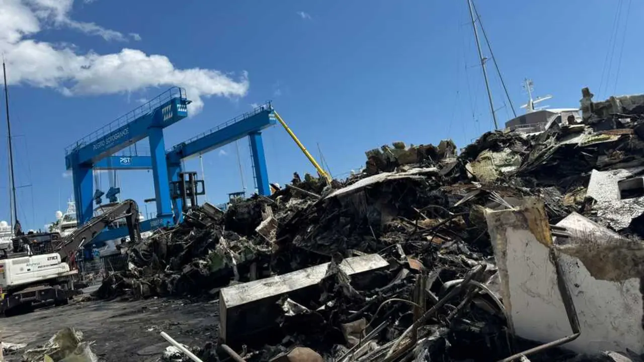 Un incendio ha calcinado un yate en los astilleros del Puerto de Sotogrande.