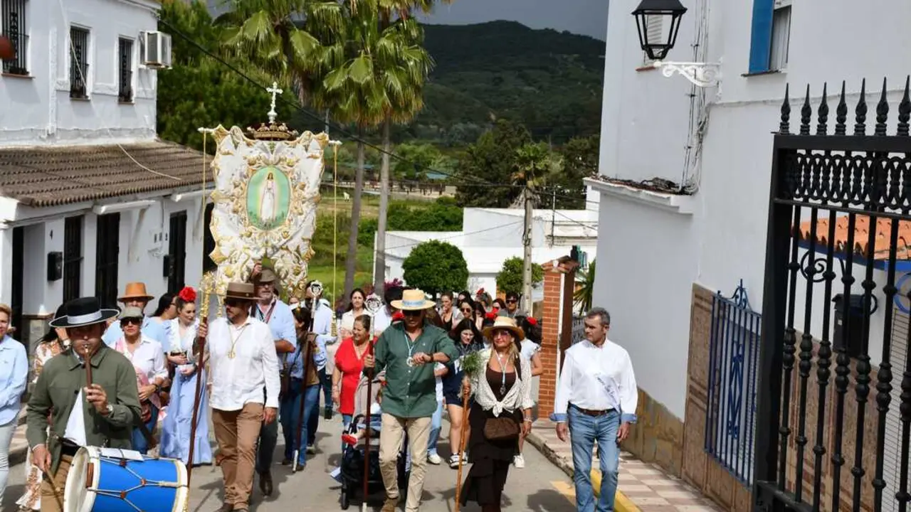Acompa&ntilde;ada de numerosos vecinos y en una carreta tirada por un caballo, la Virgen de F&aacute;tima march&oacute; en su Romer&iacute;a hasta el &aacute;rea recreativa de San Enrique.