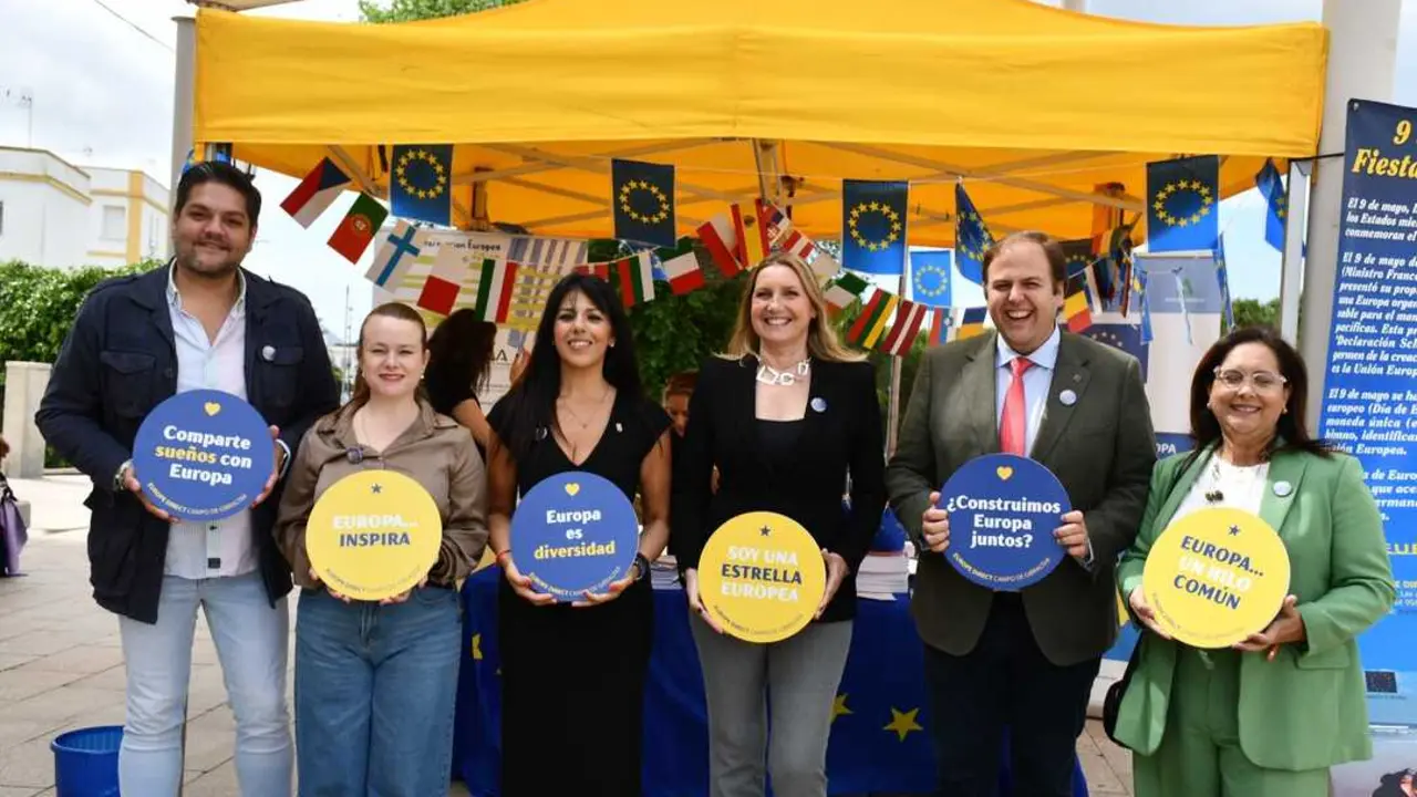 La jornada educativa y participativa se celebr&oacute; ayer con la instalaci&oacute;n de un stand promocional de Europe Direct Campo de Gibraltar.