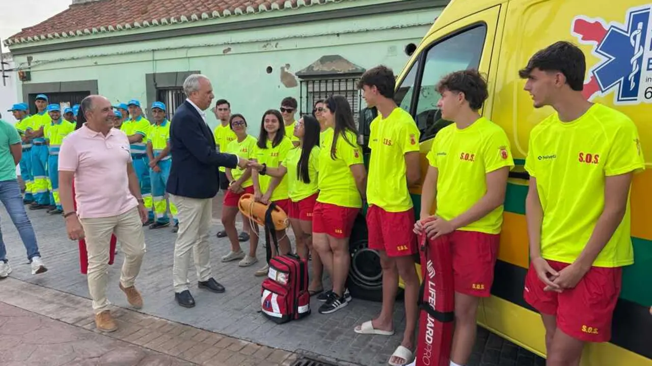 El alcalde de San Roque, Juan Carlos Ruiz Boix, acompa&ntilde;ado del teniente de alcalde de Playas, Juan Serv&aacute;n, y otros ediles, han participado en la presentaci&oacute;n de los medios de socorrismo y limpieza desplegados en las playas sanroque&ntilde;as.