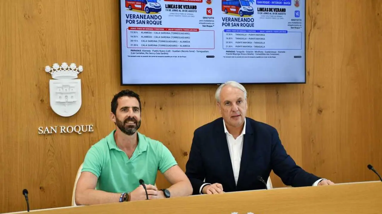 El alcalde, Juan Carlos Ruiz Boix (derecha), y el teniente de alcalde delegado de Transportes, David Ramos, presentan las dos l&iacute;neas especiales de autobuses para unir los distintos n&uacute;cleos de poblaci&oacute;n sanroque&ntilde;os con las playas.