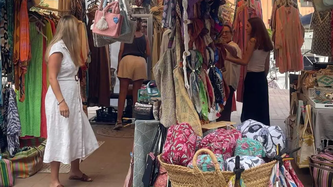 Imagen de un puesto en el Mercadillo Nocturno de Sotogrande, el m&aacute;s esperado del verano, el pasado 1 de julio.