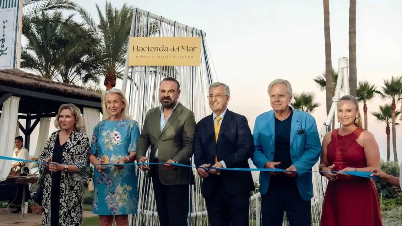 Gabriel Escarrer, presidente y CEO de Meli&aacute; Hotels International, en el centro de la imagen, junto a otros asistentes durante el acto de inauguraci&oacute;n de Hacienda del Mar, miembro de Meli&aacute; Collection, en Estepona.