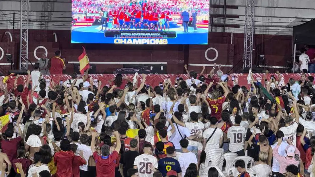 Cientos de aficionados sanroque&ntilde;os han celebrado por todo lo alto en la noche de este domingo el campeonato del mundo conseguido por la selecci&oacute;n espa&ntilde;ola de f&uacute;tbol.