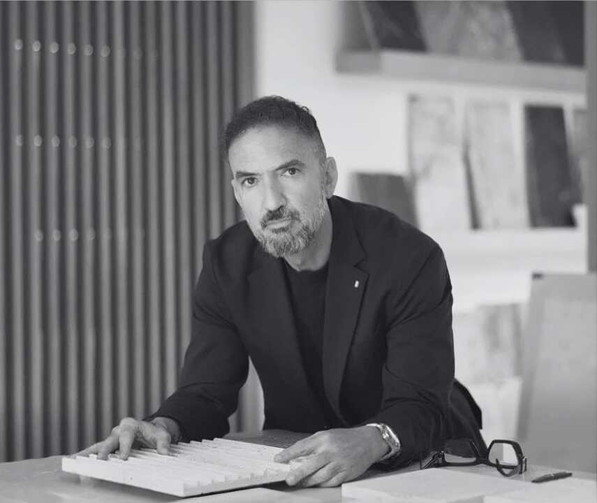 Nacido en La Línea de la Concepción (Cádiz), Manuel Ruiz Moriche es arquitecto y diseñador.