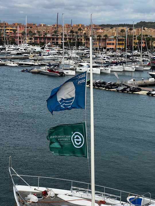 La marina sanroqueña renueva su reconocimiento como destino de calidad con la Certificación S de Sostenibilidad Turística para Puertos Deportivos.