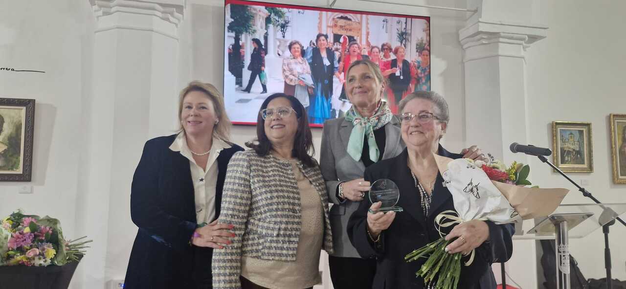 La Asociación de Amas de Casa ‘Constancia’ fue fundada en 1976 por un grupo de mujeres emprendedoras con el objetivo de crear un espacio de apoyo, formación y convivencia para las familias del municipio.