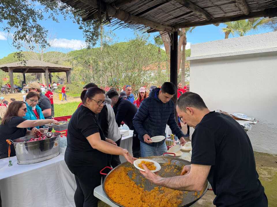 Al término de la Marcha Popular, los participantes pudieron degustar un arroz y bebida, ofrecido por la delegación de Deportes.