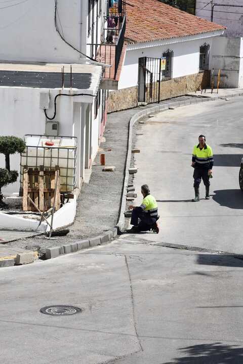 La Delegación de Obras y Servicios continúa con su compromiso de reformar el acerado de todo el municipio.