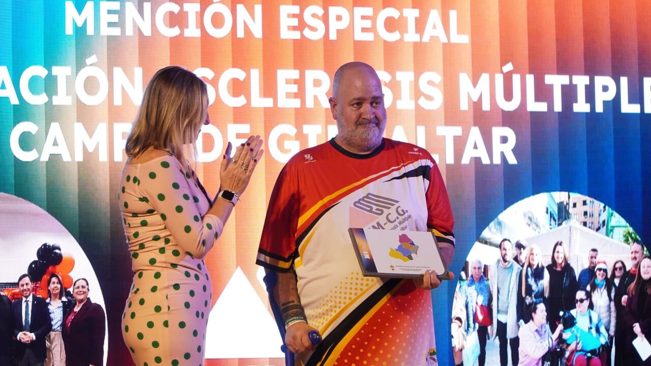 La presidenta comarcal, Susana Pérez Custodio, entregó la Mención Especial 2026 a la Asociación de Esclerosis Múltiple del Campo de Gibraltar. Recogió el galardón Javier Cózar en representación de la entidad.