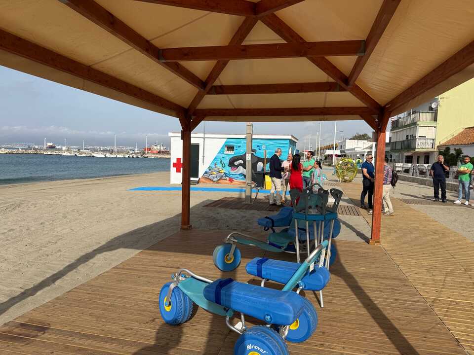 Las playas del municipio cuentan con los mismos servicios públicos exigentes: socorrismo, limpieza, accesos adaptados, pasarelas, balizamiento, zonas de sombra y señalización.