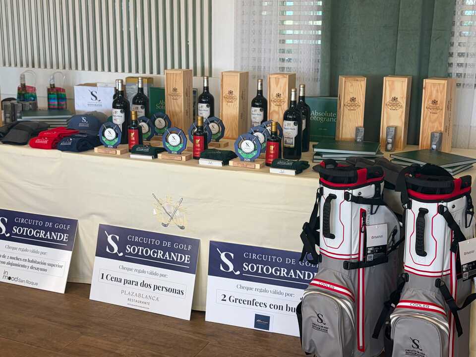Mesa de premios  para los ganadores de la segunda prueba del XIII Circuito de Golf de Sotogrande en La Cañada.