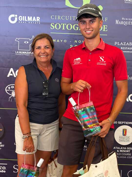 Ana Vega, presidenta del Club de Golf La Cañada, junto al jugador Dayron.