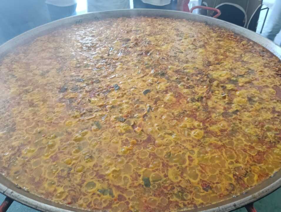 Mañana Rociera en la Caseta Municipal, con la tradicional degustación de paella a cargo de la comisión de fiestas.